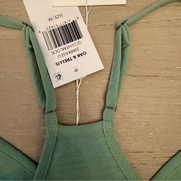 Green Sleeveless Camisole Flowy Tank Top - Picture 6 of 7